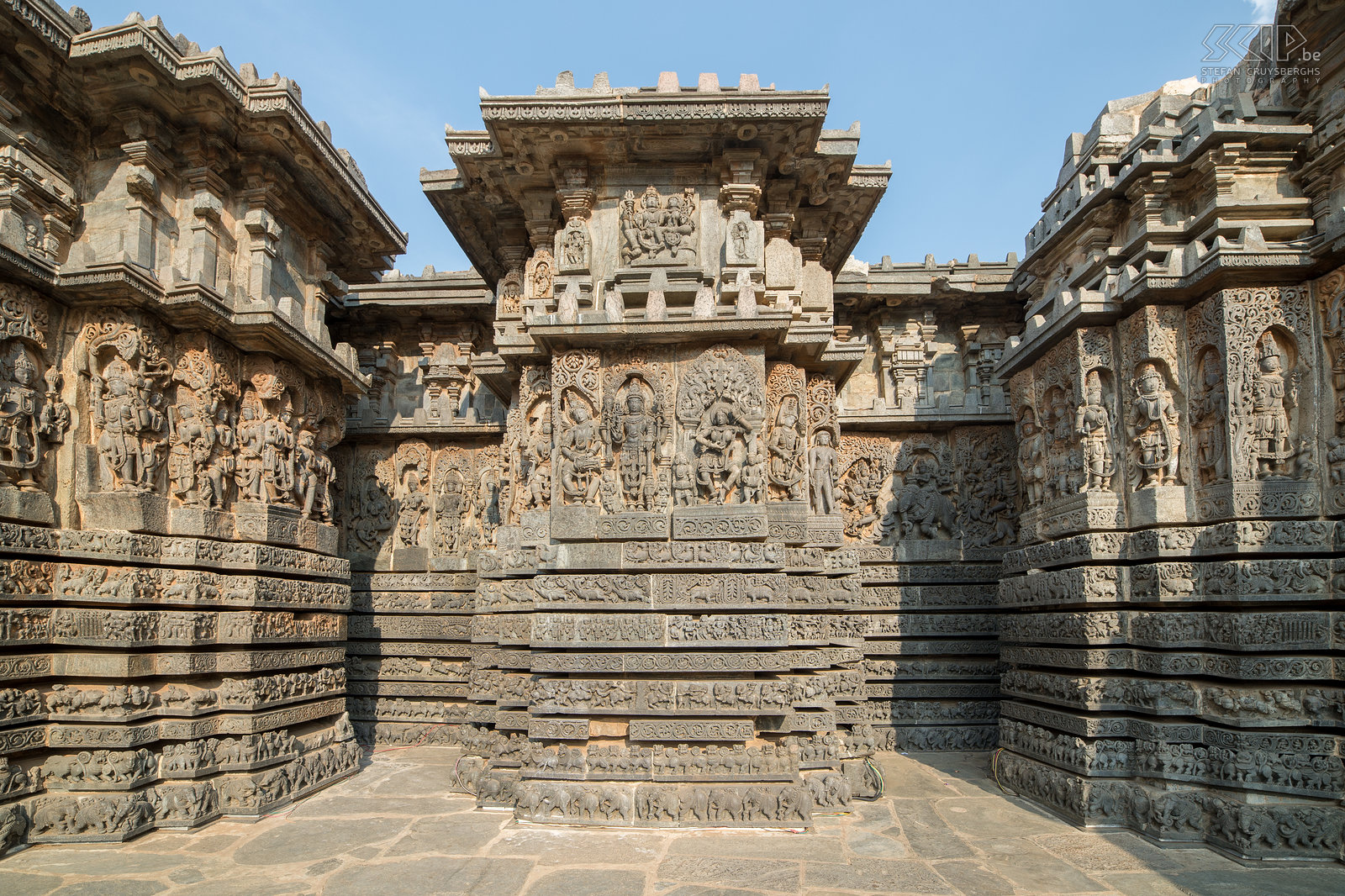 Halebidu The walls of the Hoysala temple in Halebidu are covered with an endless variety of depictions from Hindu mythology, animals and dancing figures. Halebidu was the capital of the Hoysala kingdom in the 12th and 13th century. Stefan Cruysberghs